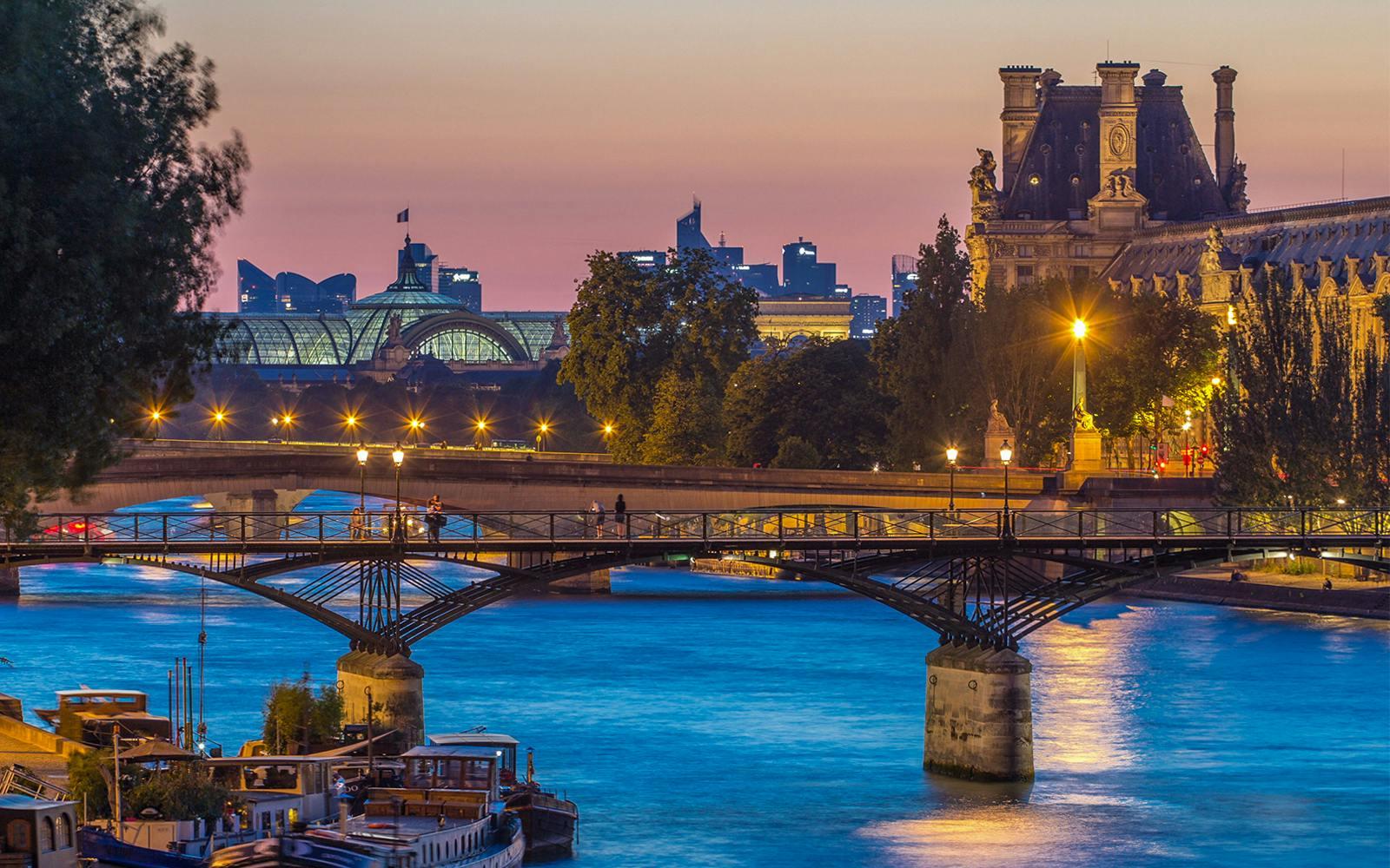 1-Hour Paris Illuminated Evening Sightseeing Cruise Gallery Image