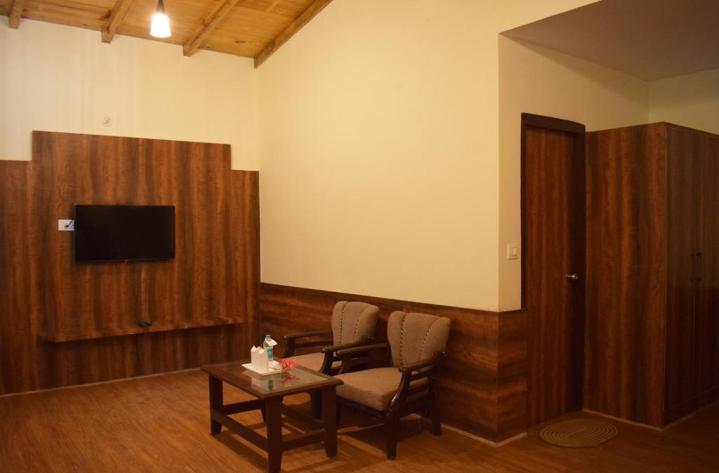 a double bed with T.V at corbett paradiso resorts in jim corbett