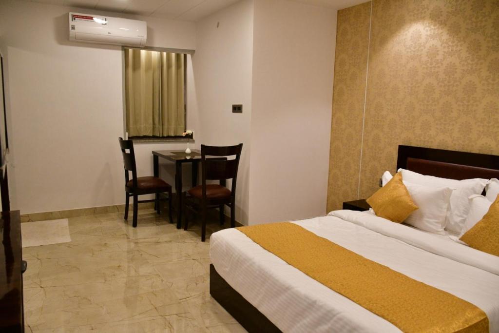 a double bed room with t.v at hotel grand lotus inn in jaipur