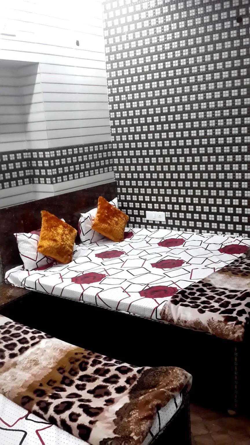 a single bed room with t.v at hotel punjabi niwas in amritsar