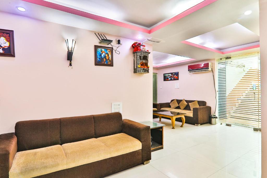 FabHotel Royal Ville image 3