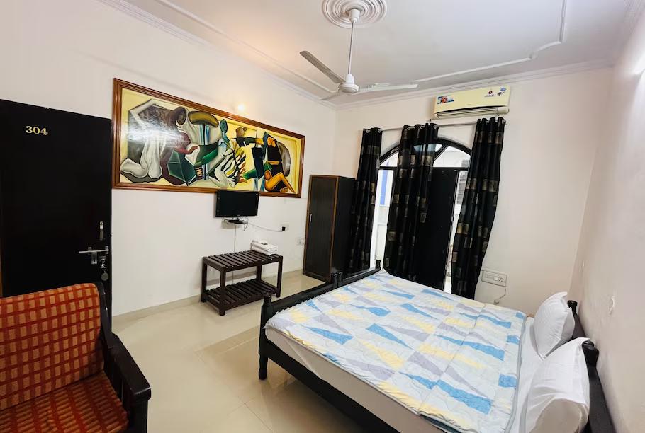 a bedroom with a large bed and design at the ranthambhore heritage hotel in ranthambhore