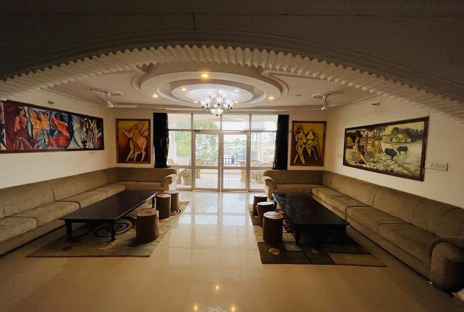 a hotel with meeting area and sofa at the ranthambhore heritage hotel in ranthambhore