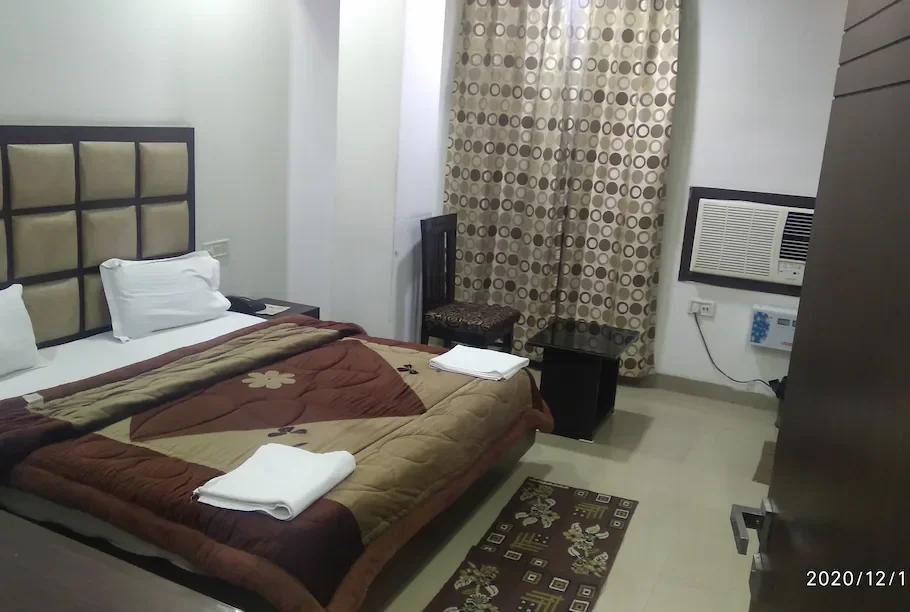 a double bed room with t.v at hotel popular in amritsar