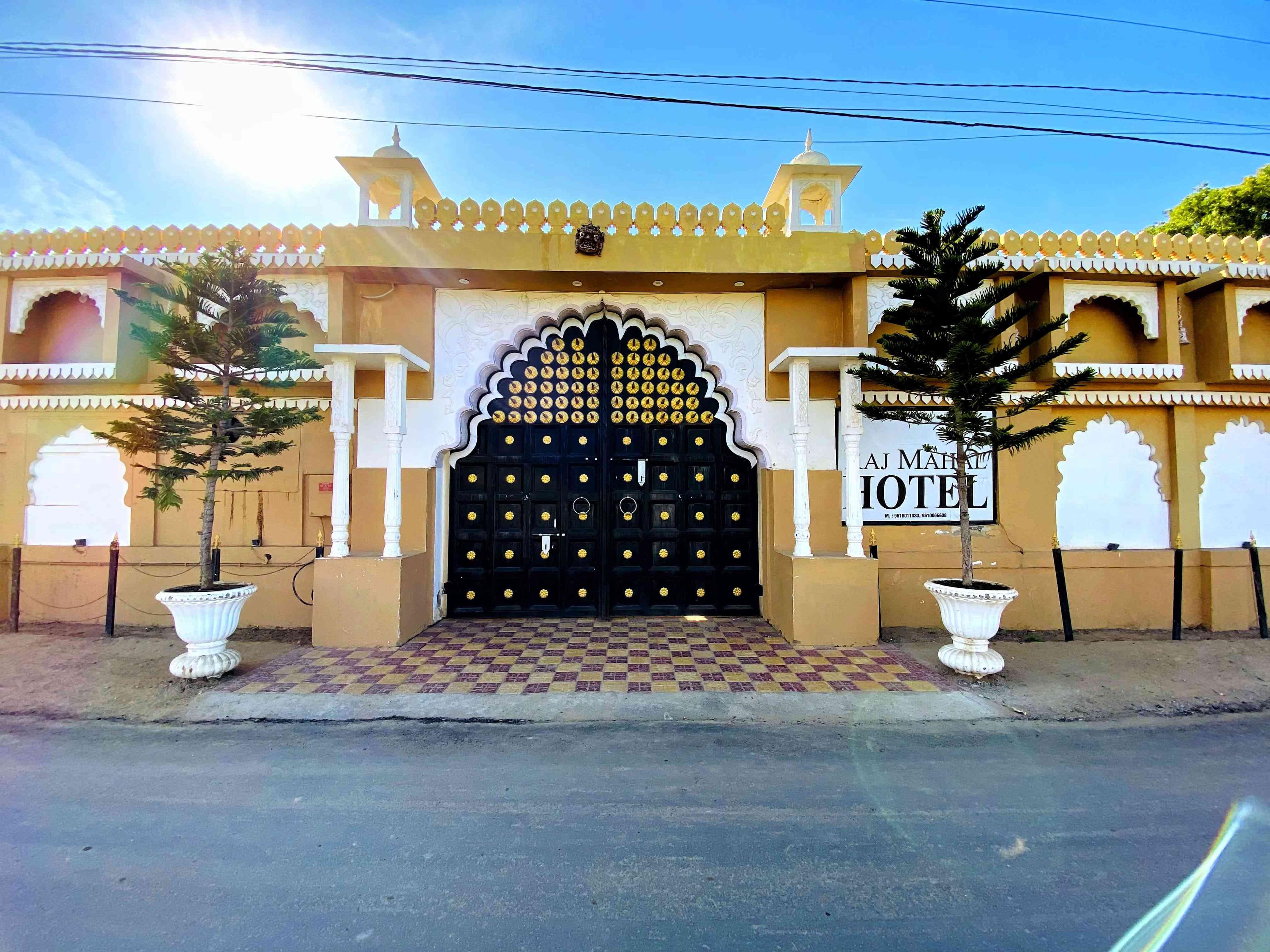 Raj Mahal Hotel - Luxury Rooms with Pool