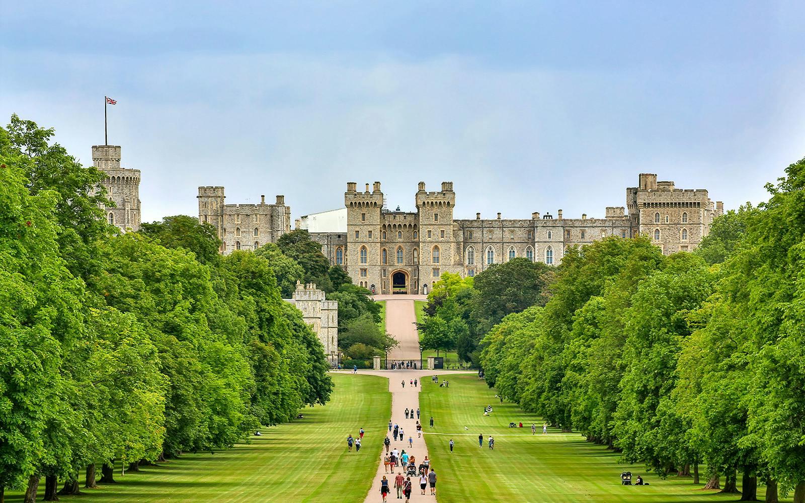 Windsor Castle, Stonehenge & Bath Guided Tour with Access to Roman Bath, London