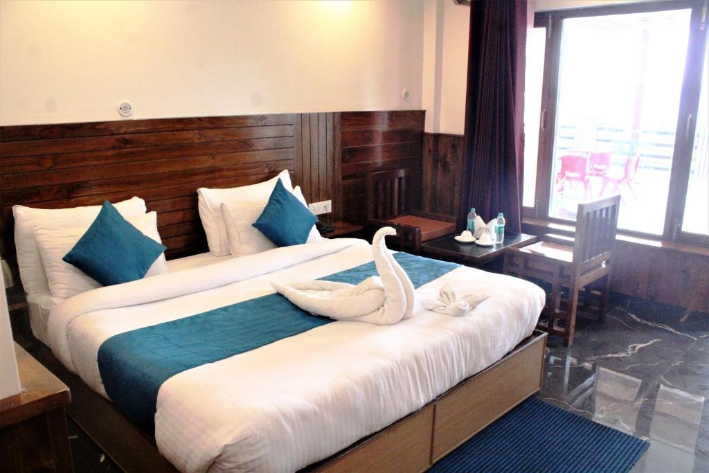 Hotel Forest View a double bed room with t.v at hotel forest view in mussorie