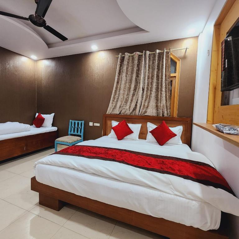 Hotel Royal Afghan triple bedroom with t.v at hotel royal afghan in daryaganj